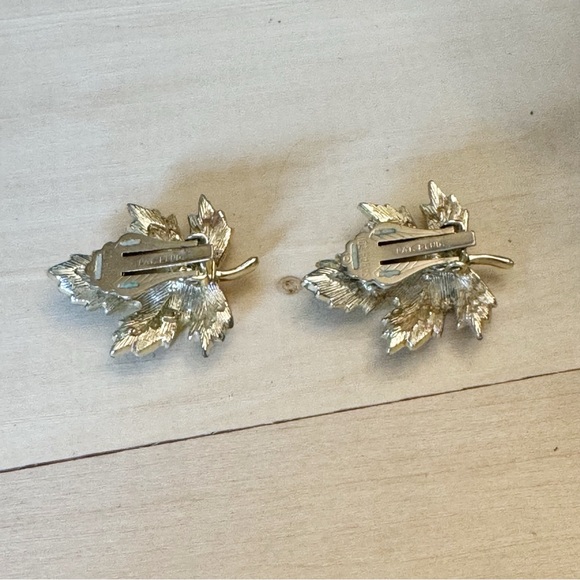 Two Toned Sarah Coventry Vintage Leaf Maple Fall Autumn Pin Brooch - Picture 6 of 10